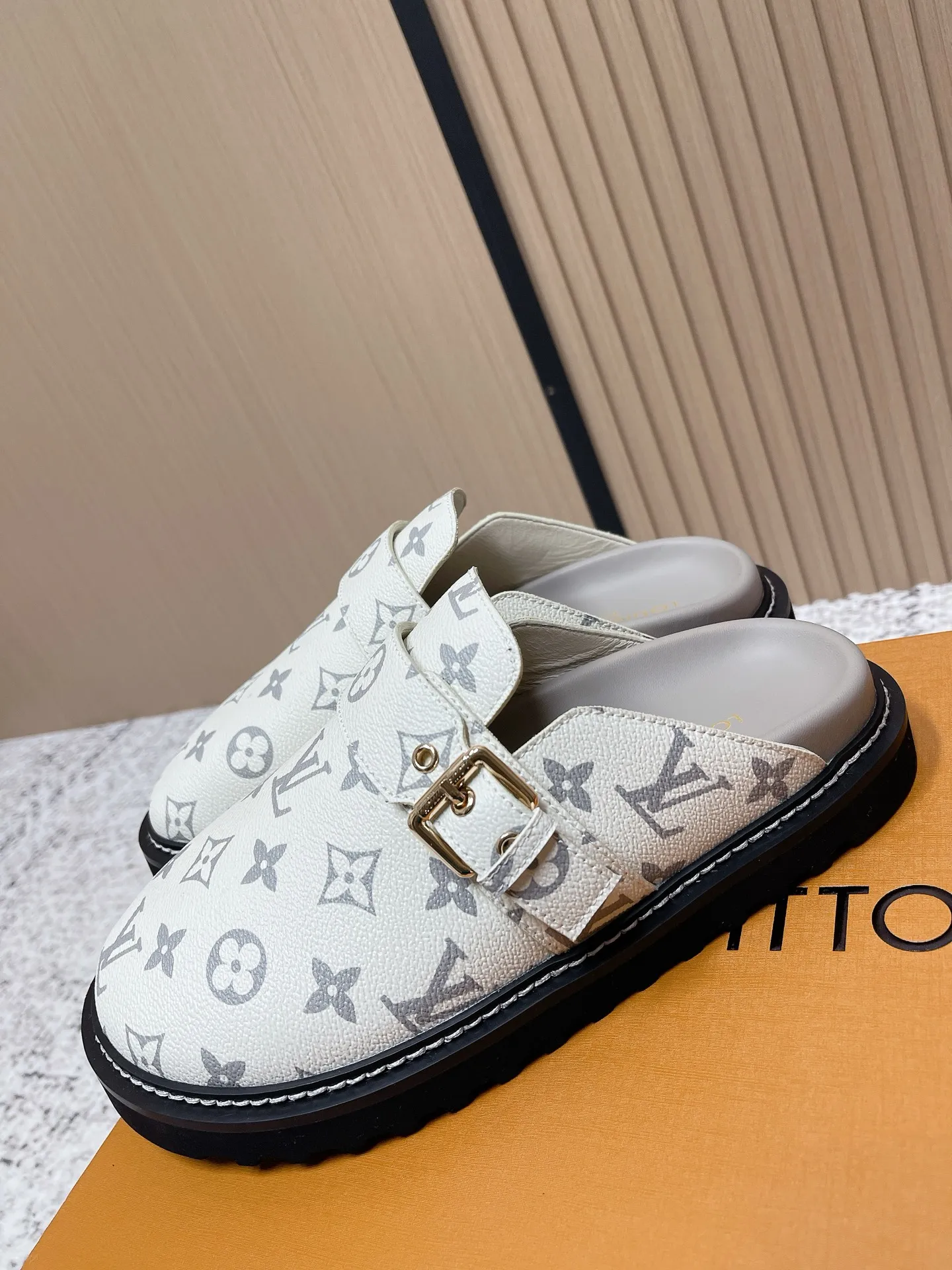 [L Family] P: 460💰 Size: 35-46 (female 40.41, male 45 46 custom-made) Top version Louis vuitton Lv new couple Birkenstock slippers. Cute and cute, not too good on the feet. Simple and high-end slingback design. Ready to wear and go. Good news for lazy people. Imported cowhide leather upper/imported old calico. Original hardware buckle, original molded high-density foam outsole.